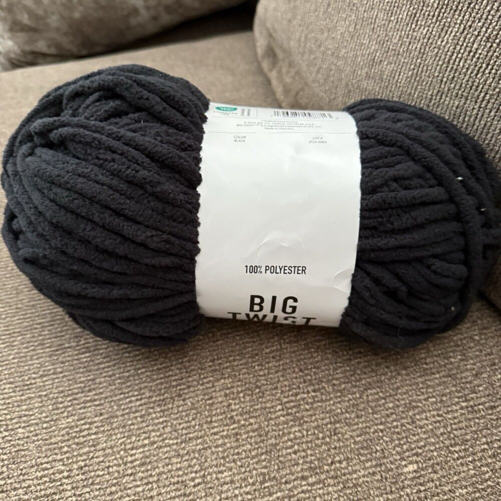NEW Big Twist Black Plush Yarn 153 Yds / 10.5 Oz / 300 g Super Bulky 6